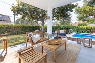 Chalet à Entrepinos. Villa blanca un chalet esquinero con alma en la eliana
