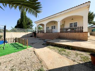 Chalet à Turís. Chalet en urbanización de una sola planta