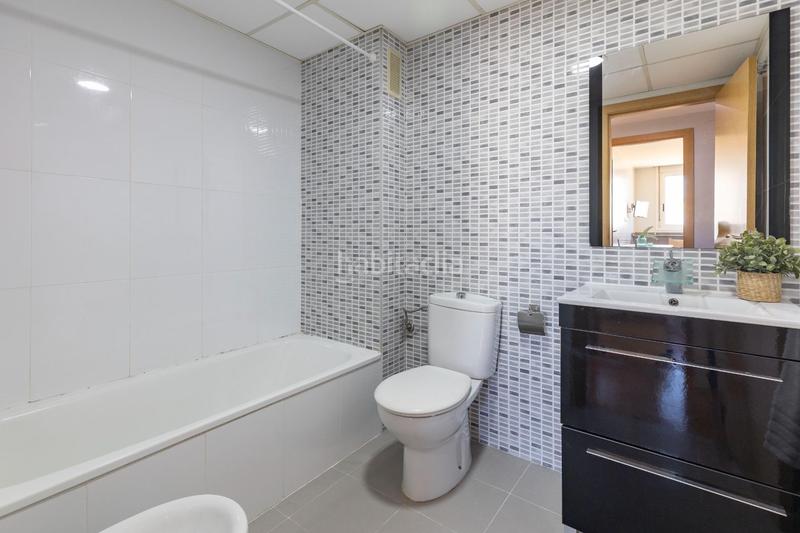 Foto a8e0f3d2-8087-41f2-86bc-0e86486f1880. Pis amb calefacció aparcament a Plaza Xúquer Paiporta