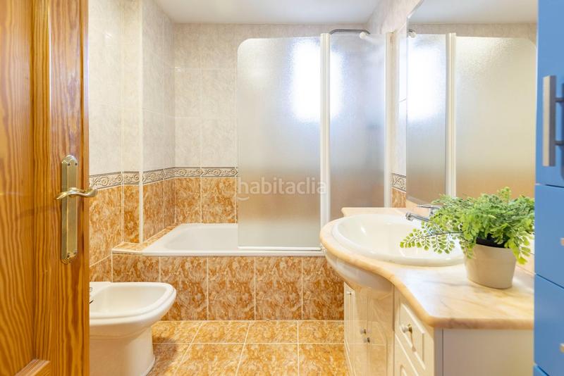 Foto dde89f75-e74a-4998-af9f-a1779c6943b8. Casa adossada amb calefacció aparcament a San Antonio de Benagéber