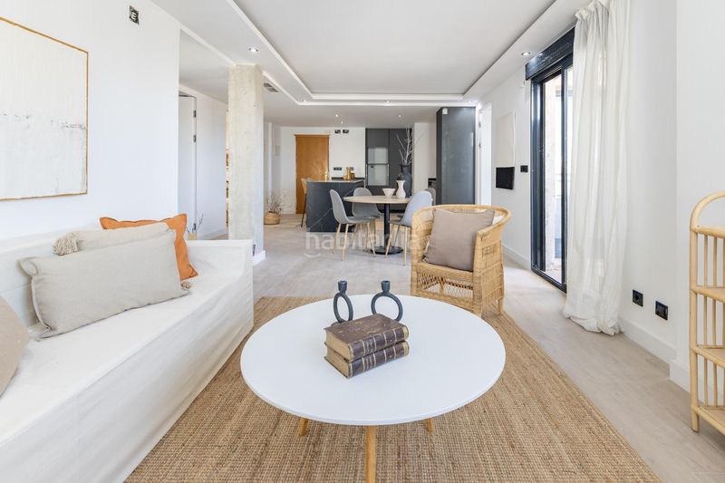 Foto bcd53406-d0a3-4bff-ab5c-350ebfd20ddc. Piso amplio y moderno piso reformado junto al polideportivo en Sedaví