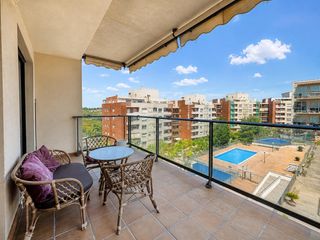 Rent Flat  Calle ginesta. Vivienda en complejo residencial.