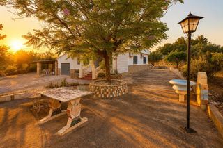Chalet  Poligono 18. Chalet con piscina privada, paellero y parcela de 1.836 m2 a 2 k