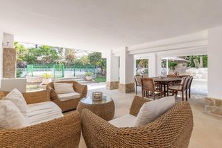 Xalet  Mar roja. Villa reformada con piscina, vistas al mar y acceso privado a la