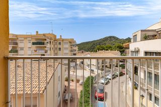 Pis  Diputacio. Piso de 4 dormitorios con terraza y vistas a la montaña en el ce