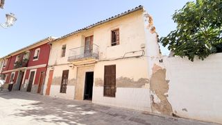 Casa a Benimàmet. Casa de pueblo con patio interior para rehabilitar en benimàmet