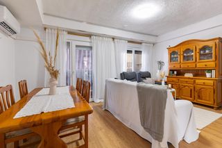 Apartament  Avenida mota de la. Apartamento de 3 habitaciones con terraza a 80 m de la playa