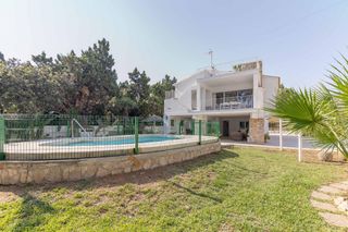 Chalet  Mar roja. Villa reformada con piscina, vistas al mar y acceso privado a la
