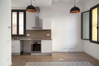 Planta baixa  Carrer de dom�nec mart� i juli�. Planta baja esquinera con encanto