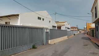 Lloguer Nau industrial a Torres de Cotillas (Las). 7 naves en buen estado, con 3 patios y oficina.
se pueden alqui