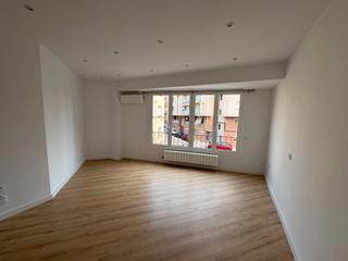 Location Appartement à Ca n'Aurell. Piso recién reformado, ideal para familias con hijos o con telet