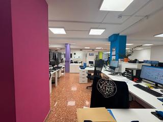 Local commercial à Carrer d'hondures 48. Local comercial de 527 m² con zona de almacén y oficinas, listo