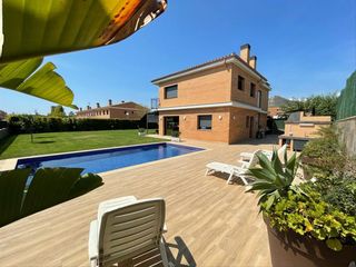 Chalet en Cabrera de Mar. Chalet con 5 habitaciones con ascensor, parking, piscina, calefa