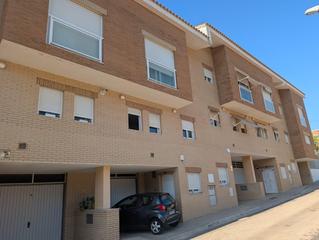 Maison jumelée à Urbanitzacions i Pedanies Nord. Amplio adosado en alzira con piscina comunitaria y terraza