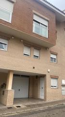 Casa adossada a Urbanitzacions i Pedanies Nord. Amplio adosado en alzira con piscina comunitaria y terraza