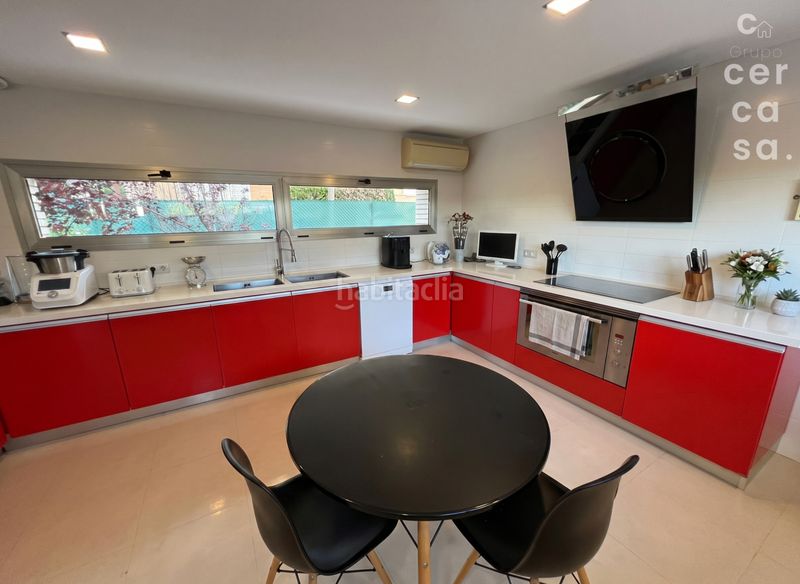 Foto b48b13c7-64e0-4e2f-baa2-3f7109e0dcc2. Xalet amb aparcament piscina a Godella