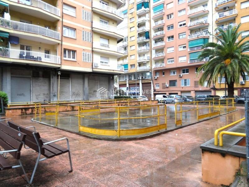 Foto a3ff5de3-239d-4567-9845-97f7e7bcbdeb. Local commercial dans Llefià Badalona