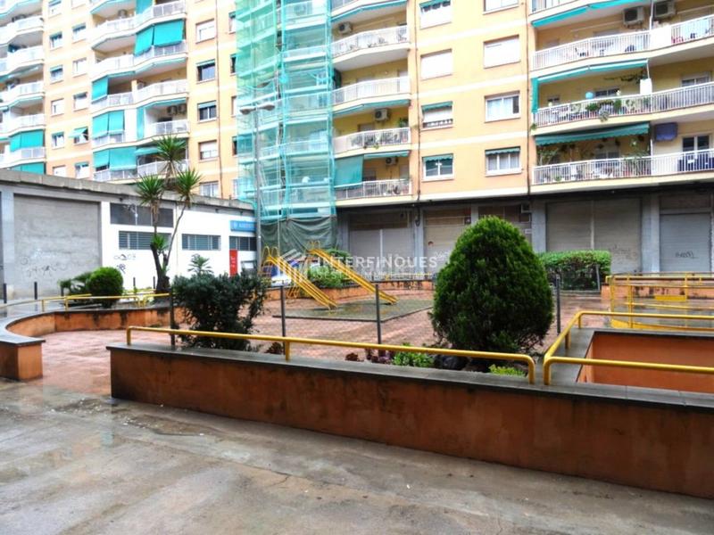 Foto f792fe41-b41e-4a39-937d-ce050b990754. Local commercial dans Llefià Badalona