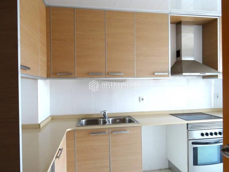 Foto cacb8e69-5c17-4e41-814f-ab47559473e2. Penthouse with heating parking in Centre Badalona