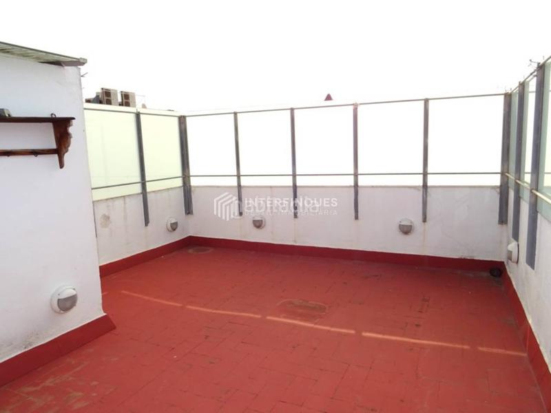 Foto fce7f327-3b99-4296-8ade-5dc7010e7b27. Casa a Centre Badalona