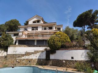 Haus  Calle antoni gaudí. Casa en venta en sant fost de campsentelles