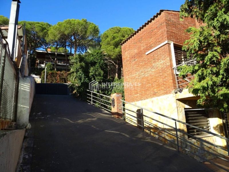 Foto 07433b16-cc95-41ef-b759-4b7eee87add4. Casa amb calefacció aparcament piscina a Premià de Dalt