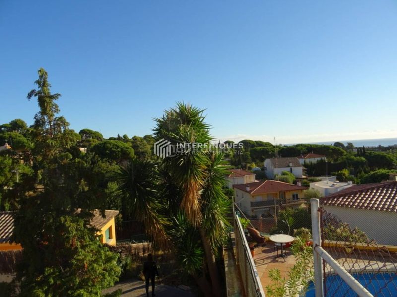 Foto 2551ef33-6696-403e-a1dd-de714f3bb20d. Casa amb calefacció aparcament piscina a Premià de Dalt