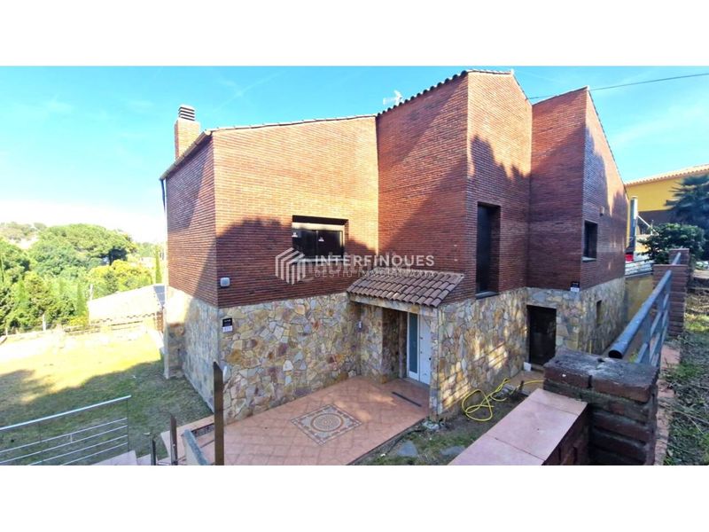 Foto fc123b67-48fd-4916-835b-18278354e8e4. Casa amb calefacció aparcament piscina a Premià de Dalt