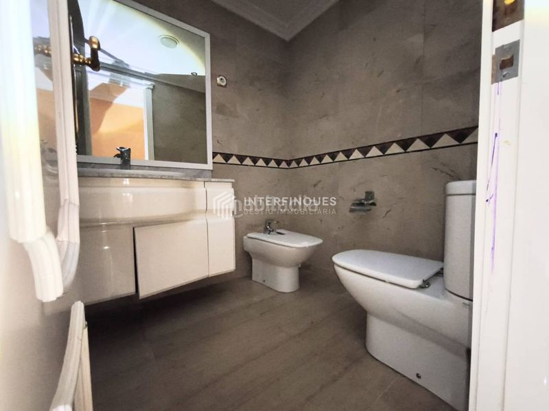 Foto 0a90275b-9d6d-45b7-a3ff-573d1bc93311. Casa amb calefacció aparcament piscina a Bufalà Badalona