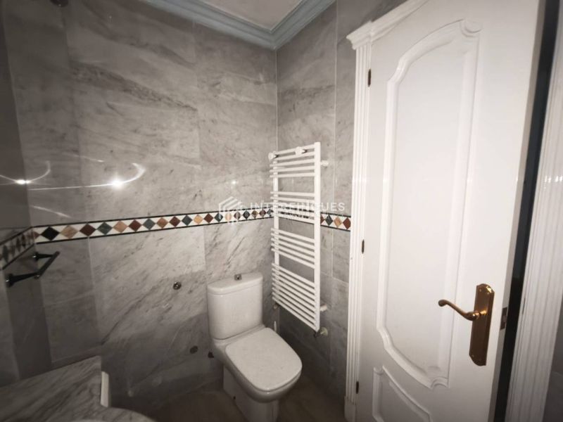 Foto a3030f89-3806-4b66-b93e-45c9fa88b74a. Casa amb calefacció aparcament piscina a Bufalà Badalona