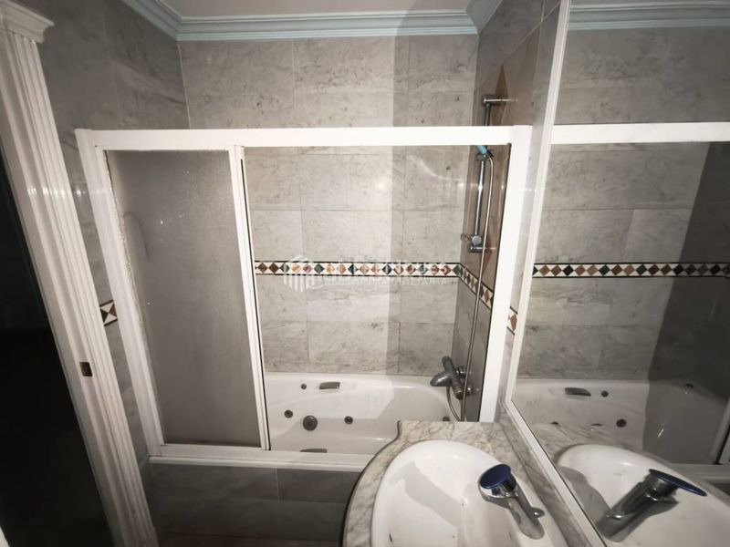 Foto ce32e78d-39c7-4fcf-b060-f184ddc92cf8. Casa amb calefacció aparcament piscina a Bufalà Badalona