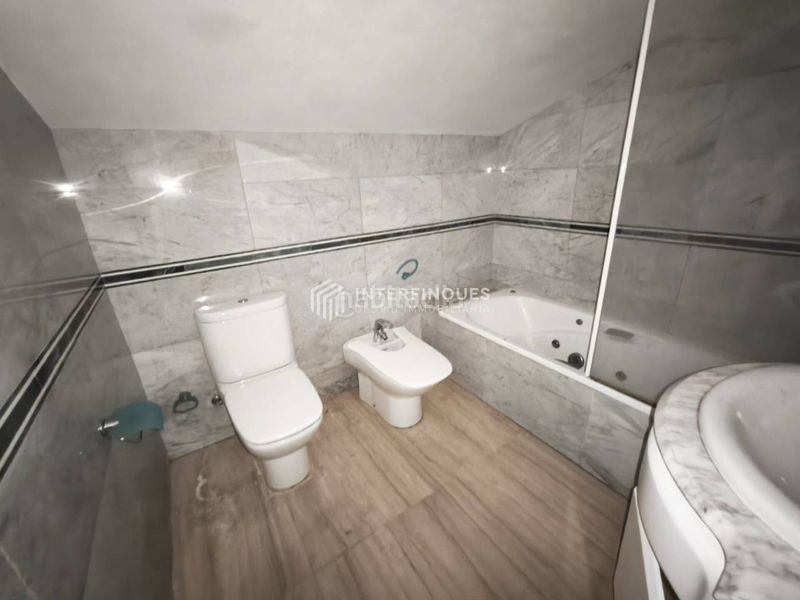 Foto e00aa766-5fd4-41b5-afb6-902f3385b7c5. Casa amb calefacció aparcament piscina a Bufalà Badalona