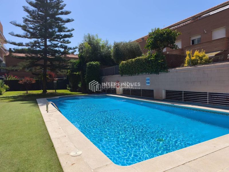 Foto e5d15725-f485-43ec-90dd-c24d1d260108. Casa amb calefacció aparcament piscina a Bufalà Badalona