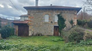 Casa a Merindad de Valdeporres. Casa con jardín para rehabilitar