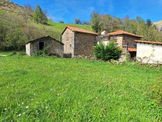 Casa a San Roque de Riomiera. Casa de piedra con cabaña en venta en san roque de riomiera