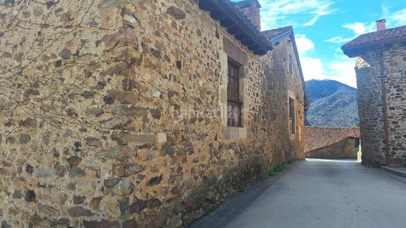 Foto 1028abba-254b-46f6-b52a-ea476a5ef509. Casa complejo de edificaciones de piedra en mogrovejo en Camaleño