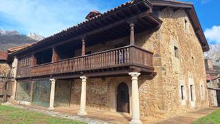 Casa a Camaleño. Complejo de edificaciones de piedra en mogrovejo