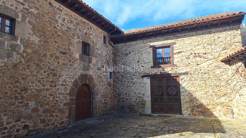 Foto b0daef20-3099-4b90-a297-5eaf914ae0ab. Casa complejo de edificaciones de piedra en mogrovejo en Camaleño