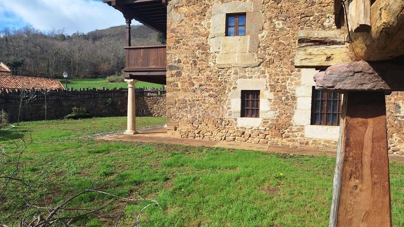 Foto b682cc88-cefd-43c8-be7b-cda0e1ffee03. Casa complejo de edificaciones de piedra en mogrovejo en Camaleño