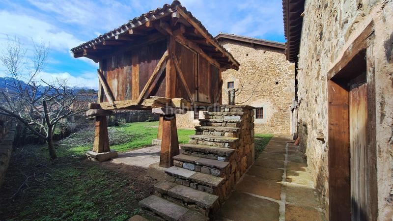 Foto b863bfbf-5e08-47af-aa10-e041b94ab829. Casa complejo de edificaciones de piedra en mogrovejo en Camaleño