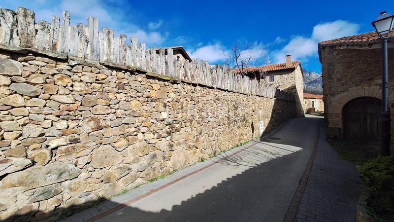 Foto c8d89109-41c8-49cd-8424-3f728e79464b. Casa complejo de edificaciones de piedra en mogrovejo en Camaleño