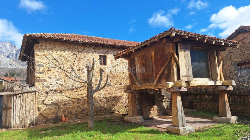 Foto d3dd3b27-2bf1-4251-9aa9-0568cd35bc0e. Casa complejo de edificaciones de piedra en mogrovejo en Camaleño