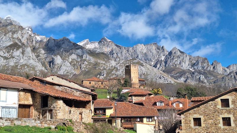 Foto ed2018c3-01ad-41ab-a00c-bbdd4b7fa764. Casa complejo de edificaciones de piedra en mogrovejo en Camaleño