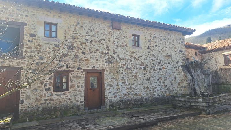 Foto ee564dd2-12fd-431f-9e6d-d365df6692a9. Casa complejo de edificaciones de piedra en mogrovejo en Camaleño