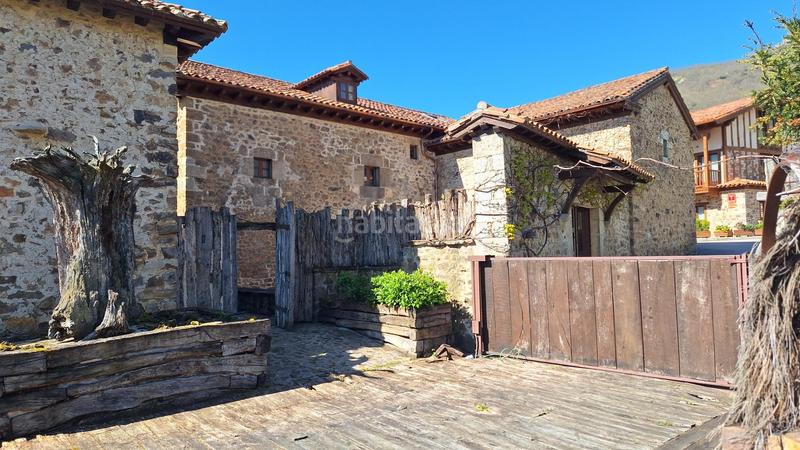 Foto f11625c8-dd9a-452b-8c44-790f3c46e31b. Casa complejo de edificaciones de piedra en mogrovejo en Camaleño