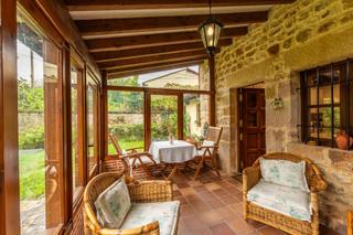 Haus in Santa María de Cayón. Casa con jardín en esles
