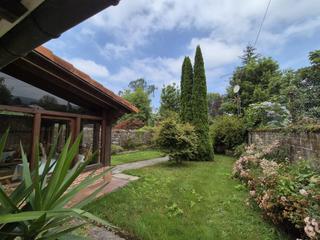 Haus in Santa María de Cayón. Casa con jardín en esles