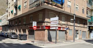 Locale commerciale in Callosa de Segura. Local comercial en esquina con 5 persianas.