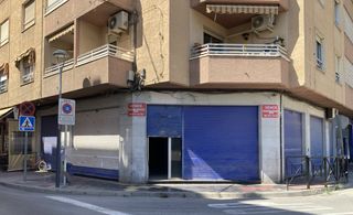 Locale commerciale in Callosa de Segura. Local de 180 m² en esquina con 6 persianas a la calle.