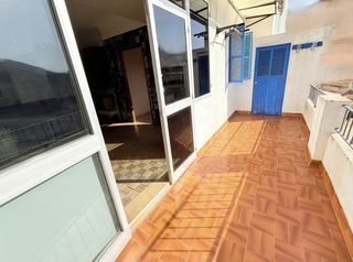 Pis  Carrer de jeroni pou. Piso con caracter, chimenea, terraza y trastero. parking opciona